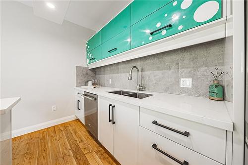 829 Forest Glen Avenue, Burlington, ON - Indoor Photo Showing Kitchen With Double Sink With Upgraded Kitchen