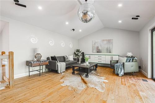 829 Forest Glen Avenue, Burlington, ON - Indoor Photo Showing Living Room