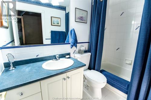 83 Duke Street, Wallaceburg, ON - Indoor Photo Showing Bathroom
