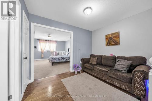 21 Blue Mountain Drive, Hamilton, ON - Indoor Photo Showing Living Room