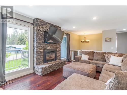 2555 O'Reilly Road, Kelowna, BC - Indoor Photo Showing Living Room With Fireplace