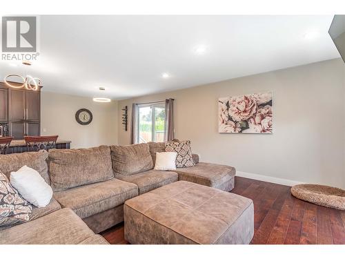 2555 O'Reilly Road, Kelowna, BC - Indoor Photo Showing Living Room