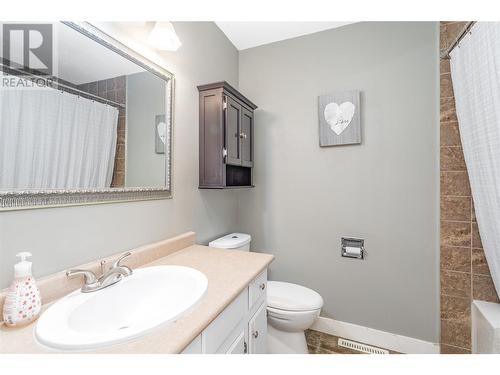 2555 O'Reilly Road, Kelowna, BC - Indoor Photo Showing Bathroom