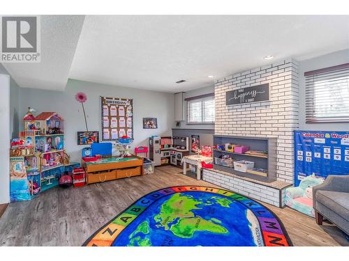2555 O'Reilly Road, Kelowna, BC - Indoor With Fireplace