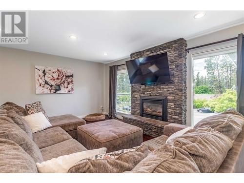 2555 O'Reilly Road, Kelowna, BC - Indoor Photo Showing Living Room With Fireplace