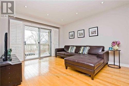 209 Tamarack Drive, Markham, ON - Indoor Photo Showing Living Room