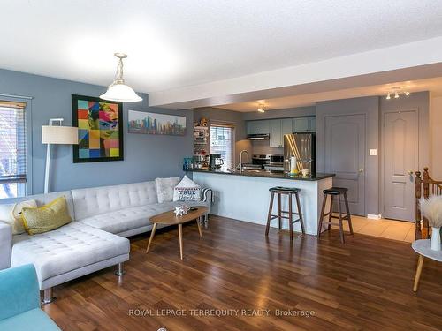 13-3250 Bentley Dr, Mississauga, ON - Indoor Photo Showing Living Room