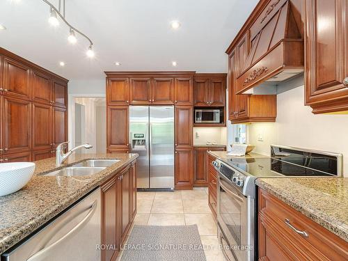 4086 Golden Orchard Dr, Mississauga, ON - Indoor Photo Showing Kitchen With Double Sink