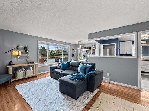 1032 Kemano Street, Kamloops, BC - Indoor Photo Showing Living Room