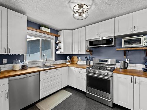 1032 Kemano Street, Kamloops, BC - Indoor Photo Showing Kitchen