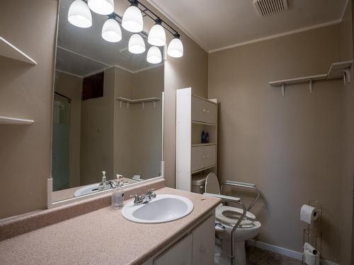 1075 Moncton Ave, Kamloops, BC - Indoor Photo Showing Bathroom