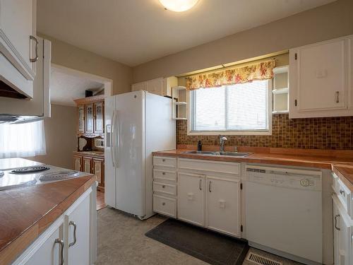 1075 Moncton Ave, Kamloops, BC - Indoor Photo Showing Kitchen With Double Sink