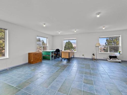 7035 Blackwell Road, Kamloops, BC - Indoor Photo Showing Living Room