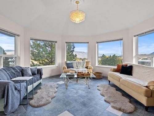 7035 Blackwell Road, Kamloops, BC - Indoor Photo Showing Living Room