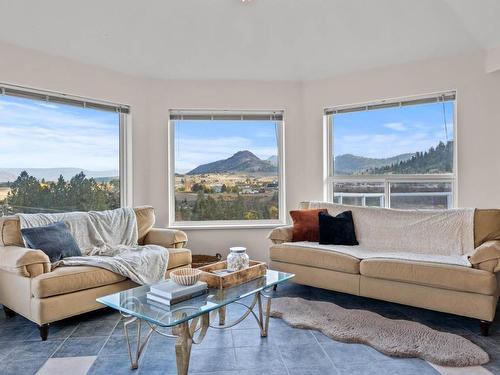 7035 Blackwell Road, Kamloops, BC - Indoor Photo Showing Living Room