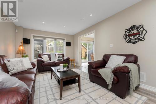 31 Dawkins Crescent, Halton Hills, ON - Indoor Photo Showing Living Room