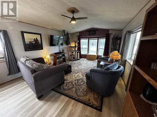 5480 Tatton Station Road, 100 Mile House, BC - Indoor Photo Showing Living Room