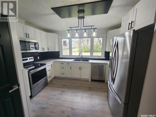 18 Beckton Street, Manor, SK - Indoor Photo Showing Kitchen With Double Sink