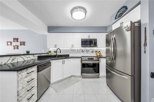 21 Blue Mountain Drive, Hannon, ON - Indoor Photo Showing Kitchen