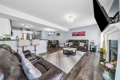 21 Blue Mountain Drive, Hannon, ON - Indoor Photo Showing Living Room