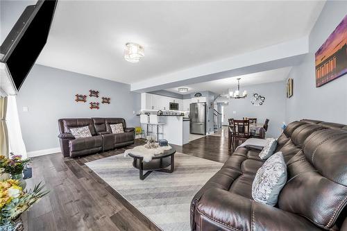 21 Blue Mountain Drive, Hannon, ON - Indoor Photo Showing Living Room