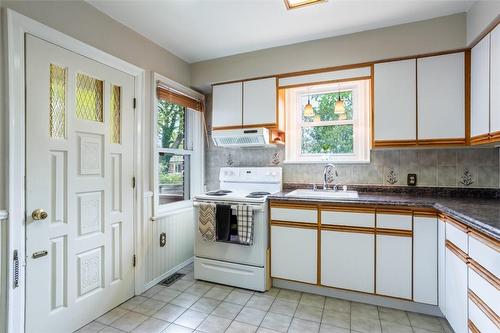110 First Street N, Stoney Creek, ON - Indoor Photo Showing Kitchen