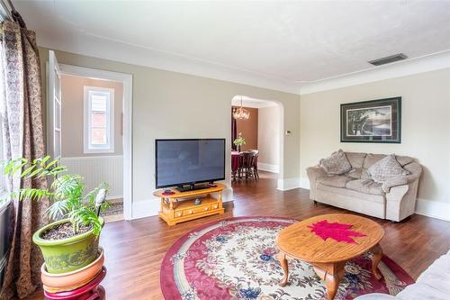 110 First Street N, Stoney Creek, ON - Indoor Photo Showing Living Room