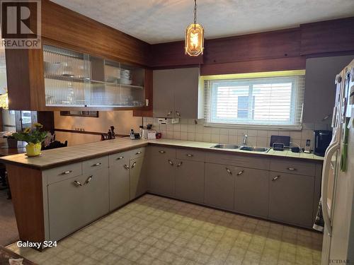 323 Patricia Blvd, Timmins, ON - Indoor Photo Showing Kitchen With Double Sink