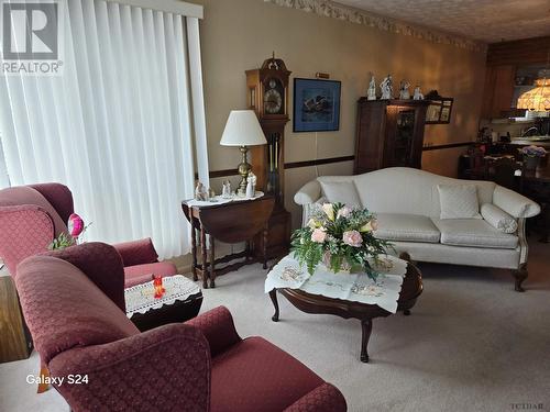 323 Patricia Blvd, Timmins, ON - Indoor Photo Showing Living Room