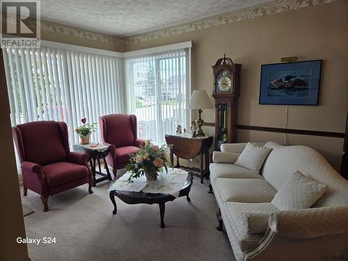 323 Patricia Blvd, Timmins, ON - Indoor Photo Showing Living Room
