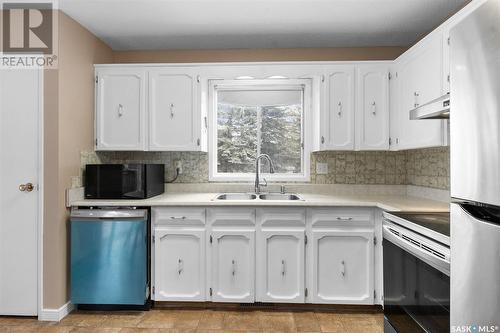 801 V Avenue N, Saskatoon, SK - Indoor Photo Showing Kitchen With Double Sink