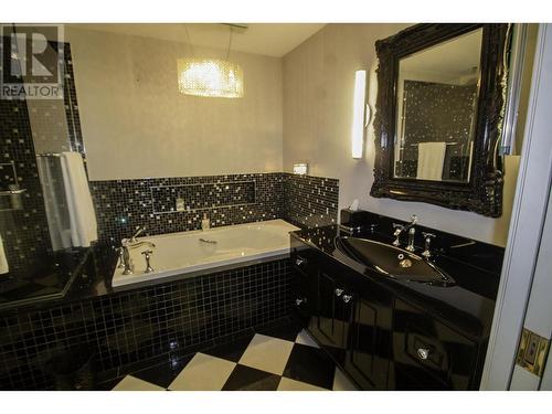 206 1717 Bayshore Drive, Vancouver, BC - Indoor Photo Showing Bathroom