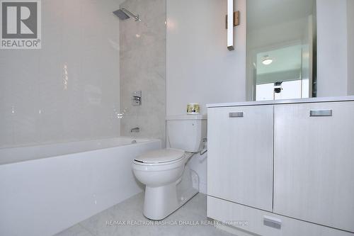 Th6 - 10 De Boers Drive, Toronto, ON - Indoor Photo Showing Bathroom