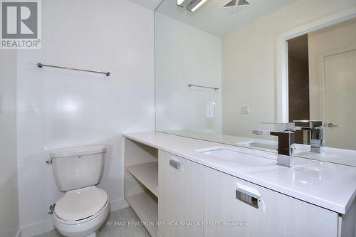 Th6 - 10 De Boers Drive, Toronto, ON - Indoor Photo Showing Bathroom