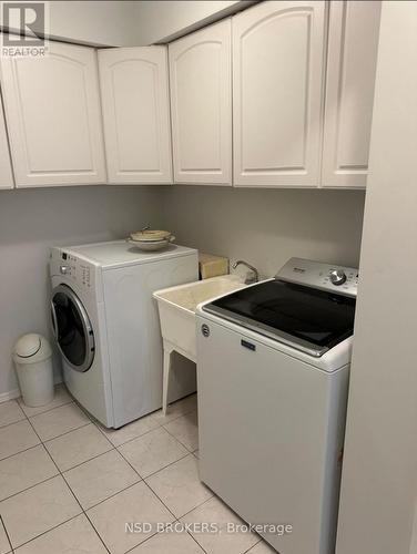 19 Driftwood Place, Hamilton, ON - Indoor Photo Showing Laundry Room