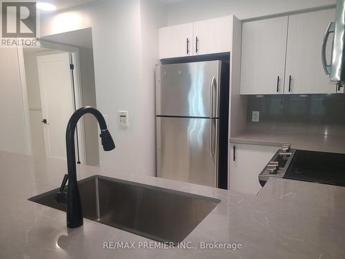 1112 - 30 Grand Trunk Crescent, Toronto, ON - Indoor Photo Showing Kitchen