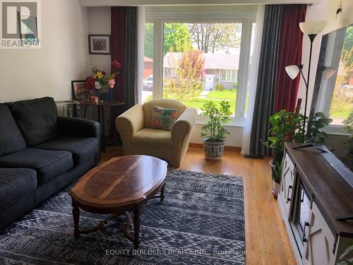 1340 Cedar Street W, Oshawa, ON - Indoor Photo Showing Living Room
