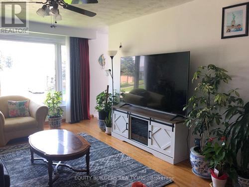 1340 Cedar Street W, Oshawa, ON - Indoor Photo Showing Living Room