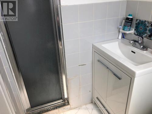 1340 Cedar Street W, Oshawa, ON - Indoor Photo Showing Bathroom