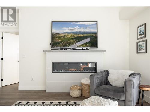 269 Diamond Way Unit# 5, Vernon, BC - Indoor Photo Showing Living Room With Fireplace