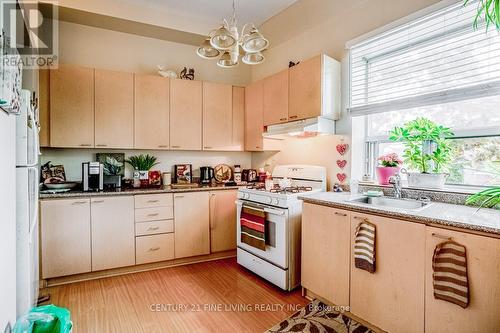 3048 Dundas Street W, Toronto, ON - Indoor Photo Showing Kitchen