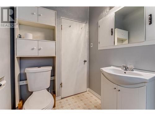 2208 32 Street, Vernon, BC - Indoor Photo Showing Bathroom
