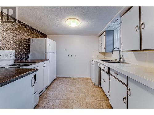 2208 32 Street, Vernon, BC - Indoor Photo Showing Kitchen With Double Sink