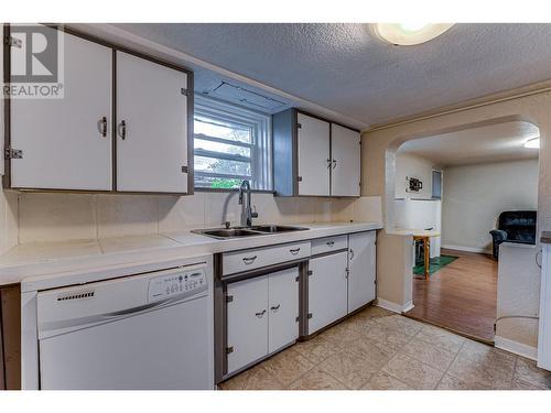 2208 32 Street, Vernon, BC - Indoor Photo Showing Kitchen With Double Sink