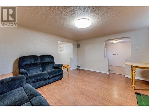 2208 32 Street, Vernon, BC - Indoor Photo Showing Living Room