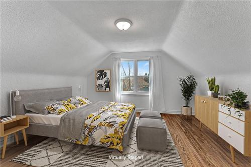 92 East 43Rd Street, Hamilton, ON - Indoor Photo Showing Bedroom