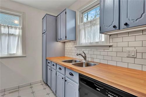 92 East 43Rd Street, Hamilton, ON - Indoor Photo Showing Kitchen With Double Sink