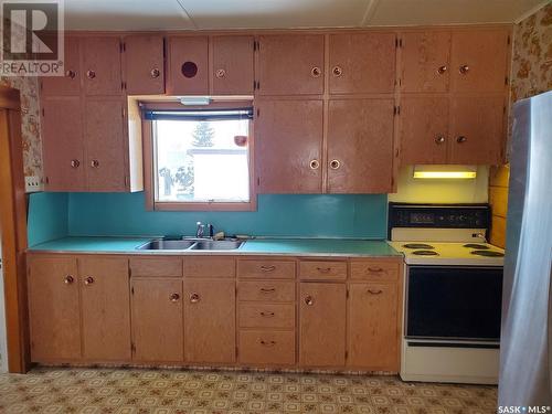314 Railway Avenue, Neville, SK - Indoor Photo Showing Kitchen With Double Sink