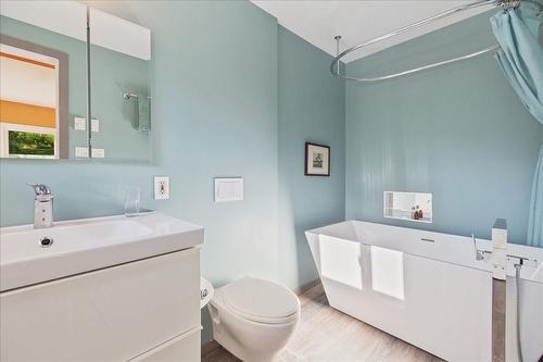 238 High Street, Nelson, BC - Indoor Photo Showing Bathroom