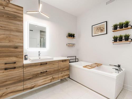 Bathroom - 7-303 Rue De L'Aigle, Carignan, QC - Indoor Photo Showing Bathroom